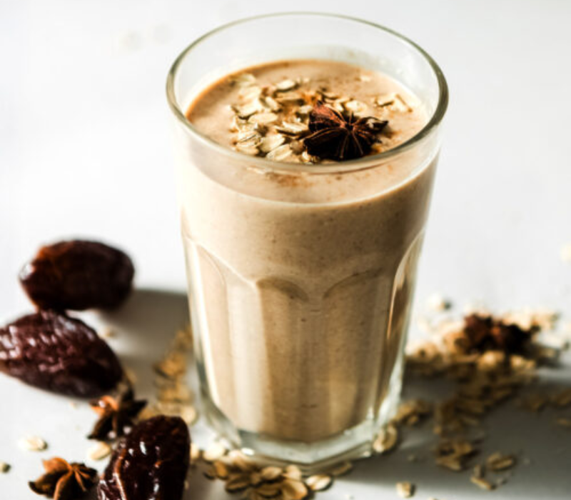 Almond-Date Smoothie